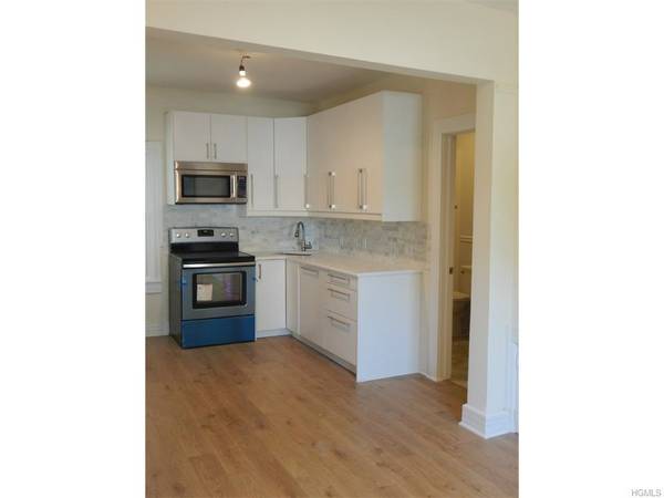 2 Bedroom Apt on 3rd Fl of Private Home - H/HW/G Laundry - Water Views - Tarrytown