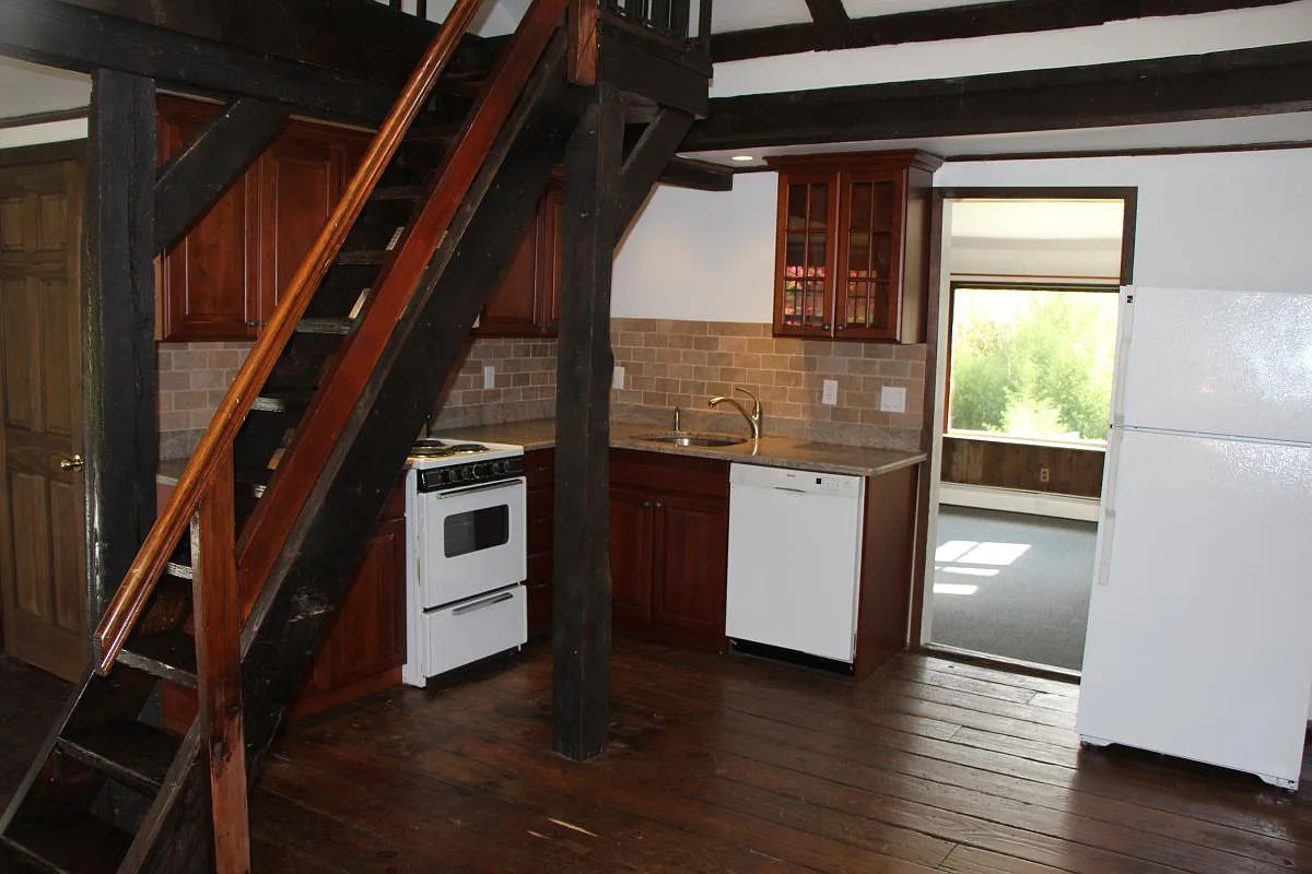 Beautiful 1 Bedroom Cottage Style Apartment - Pets Welcome! - Located In Mount Kisco