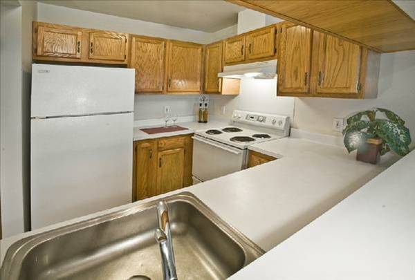 1 Bedroom Apartment in Garden Community - Laundry- Parking - Located  in Tarrytown