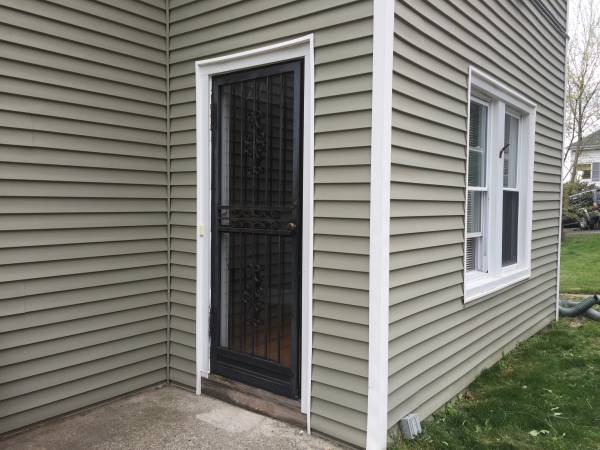 Renovated 1 Bedroom Apt. on 2nd Floor of Private Home - 2 Parking Spaces - H/HW - White Plains